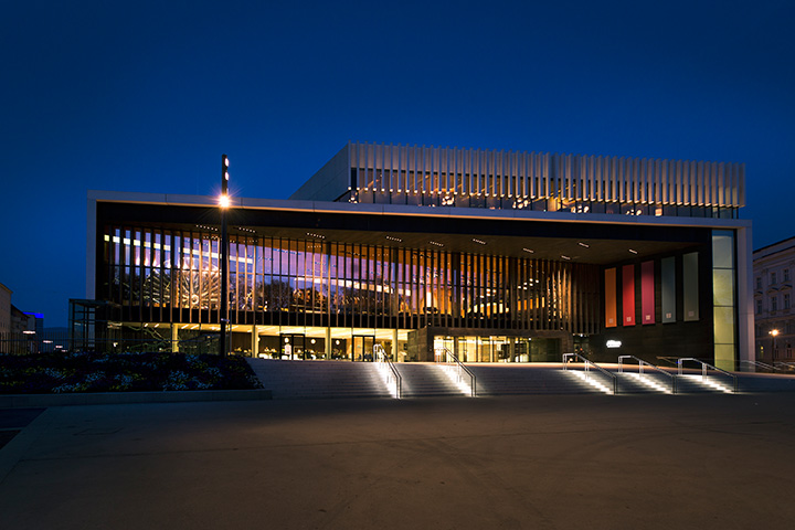Libretto42 provides the surtitling system in the BlackBox at Musiktheater Linz
